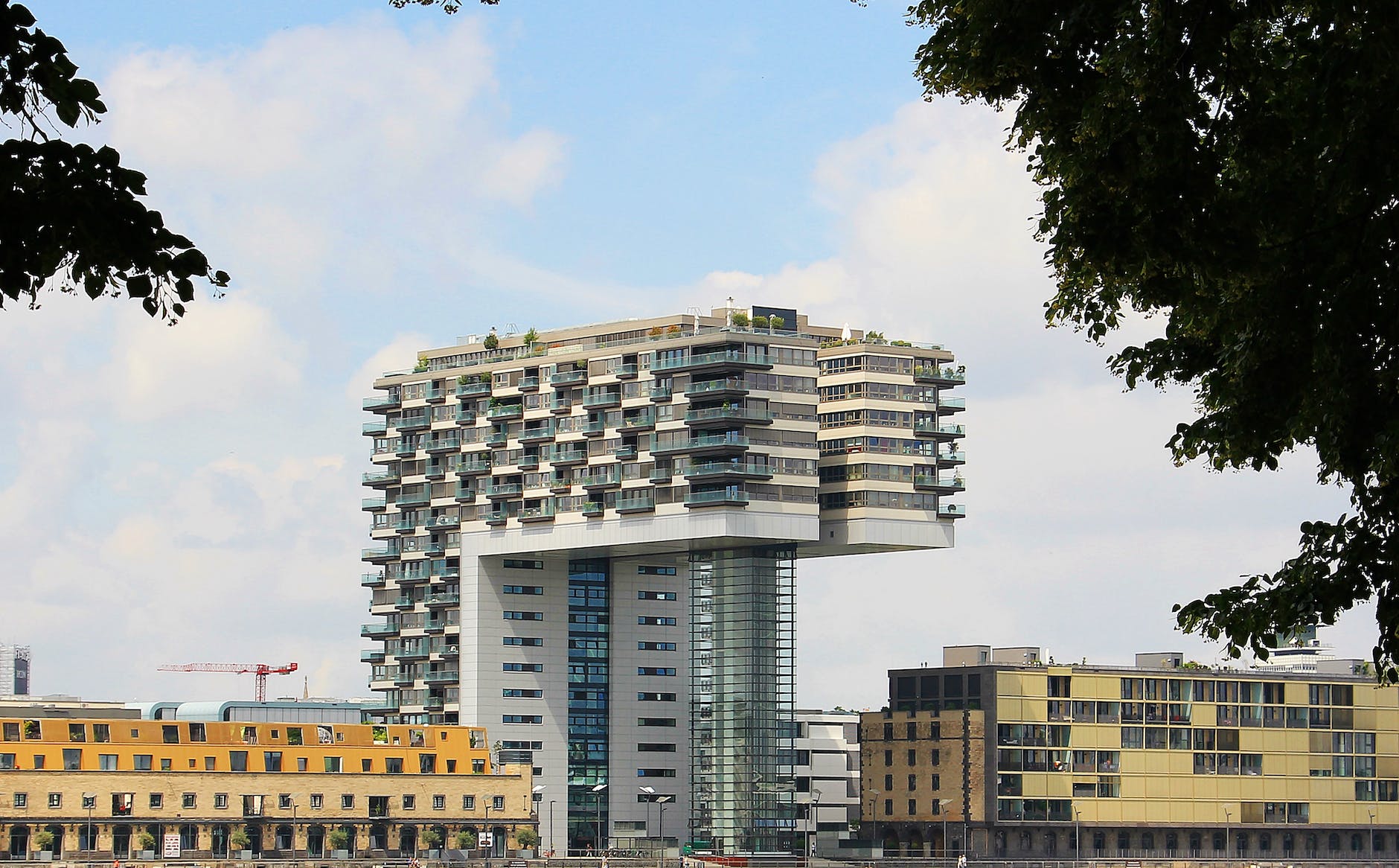 Das Kranhaus Nord im Rheinauhafen beherbergt 133 Wohnungen mit spektakulärer Aussicht.